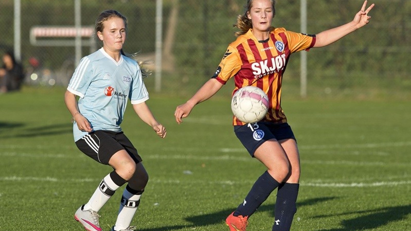Flere piger og kvinder i dansk fodbold