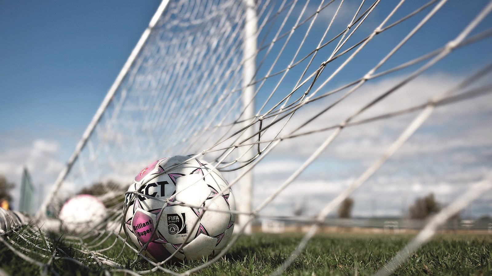 Dansk fodbold donerer beløb til migrantarbejdere i Qatar