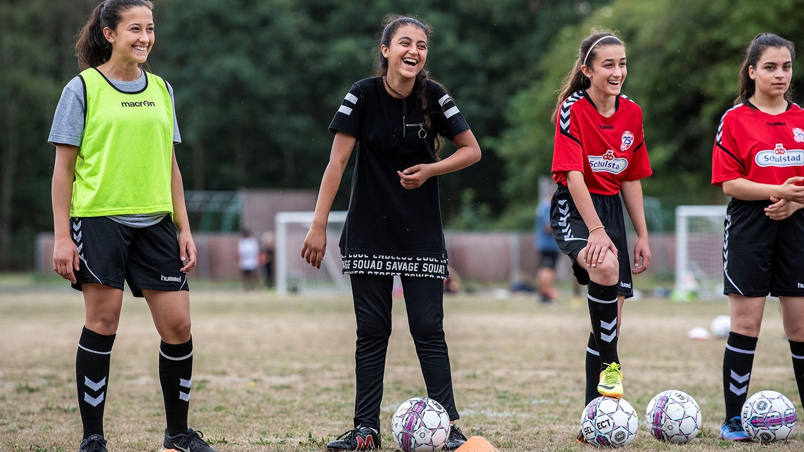 Piger møder talstærkt op på Get2 Fodboldskole