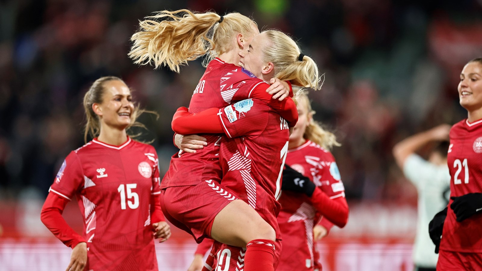 Kvindelandsholdet tager endnu et vigtigt skridt i Nations League med 2-1 sejren over Wales